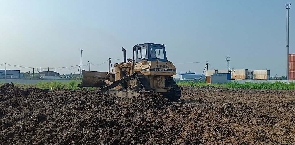 Бульдозер и экскватор роют и копают котлованы в Баймаке