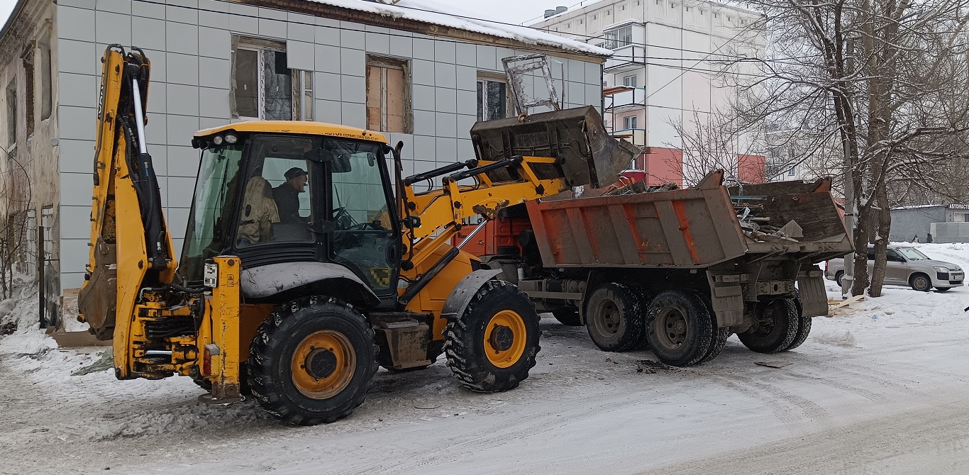 Уборка и вывоз строительного мусора, ТБО с помощью экскаватора и самосвала в Белорецке